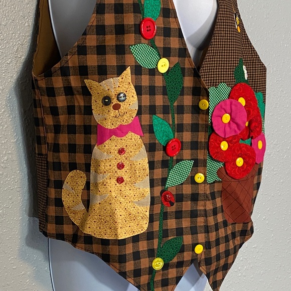 Charming Checkered Vest with Cat and Floral Design - Picture 2 of 9
